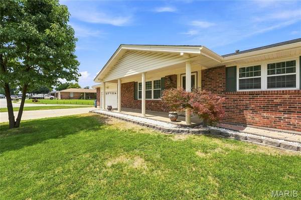 1613 Tamarack DR, St Charles, MO 63301