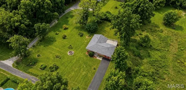 725 Jackson LN, Godfrey, IL 62035