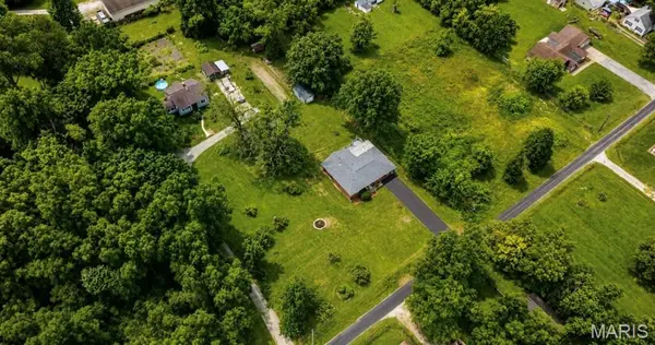 725 Jackson LN, Godfrey, IL 62035