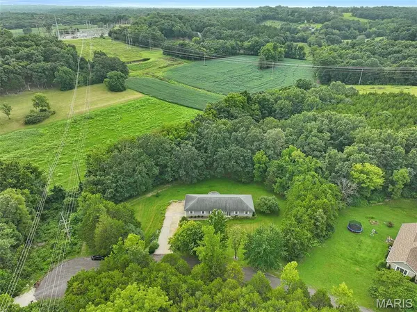 15 Oak Valley DR, Washington, MO 63090