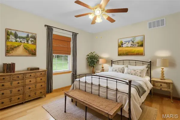 15 Oak Valley DR, Washington, MO 63090