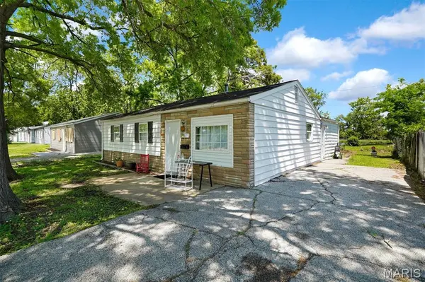 11 Saint Lambert DR, Cahokia, IL 62206