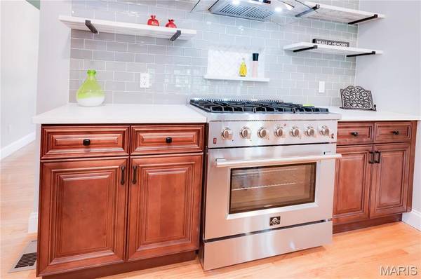 327 Royal Village DR, Manchester, MO 63011