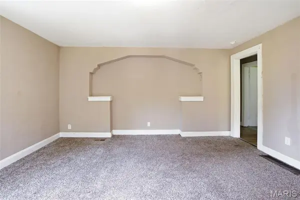 8149 Allen AVE, St Louis, MO 63114