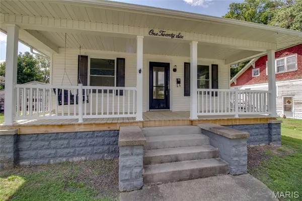 126 W Briggs AVE, Roodhouse, IL 62082
