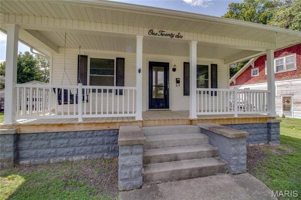 126 W Briggs AVE, Roodhouse, IL 62082