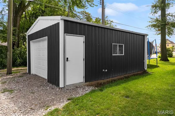 120 E 1st ST, Trenton, IL 62293