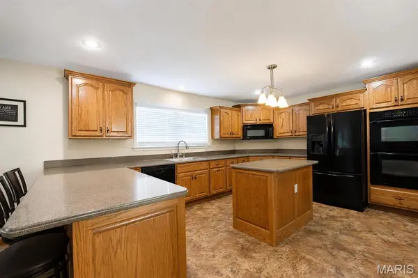 1059 Wolf Creek CT, Staunton, IL 62088