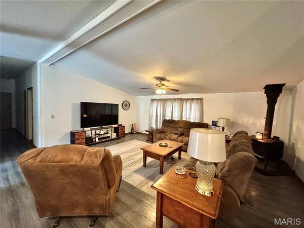 600 Hidden Lake RD, De Soto, MO 63020