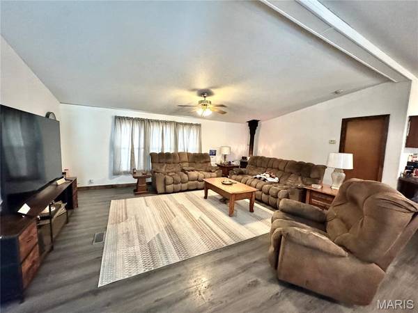 600 Hidden Lake RD, De Soto, MO 63020