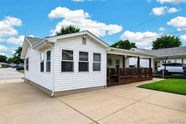 1817 W Clark ST, St Charles, MO 63301