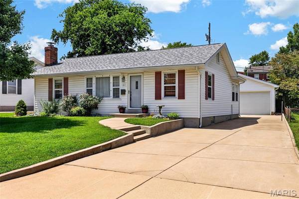 1817 W Clark ST, St Charles, MO 63301