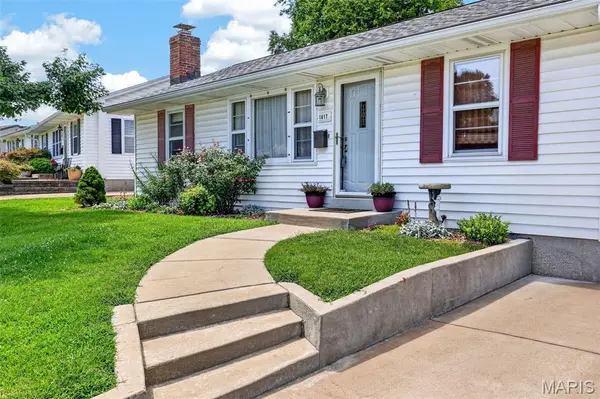 1817 W Clark ST, St Charles, MO 63301