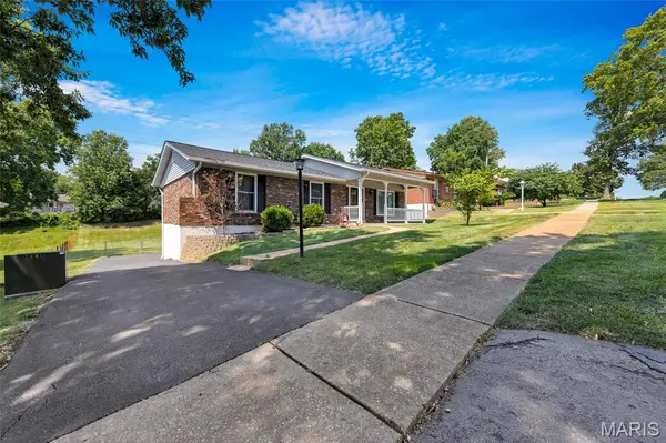391 Crestbury DR, Ballwin, MO 63011