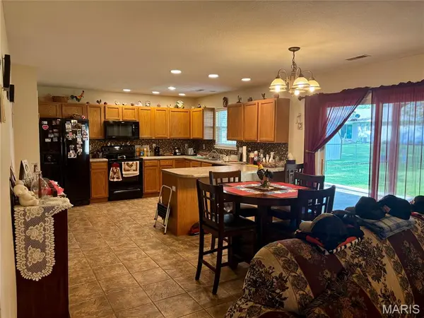 1045 Bishop LN, Montgomery City, MO 63361