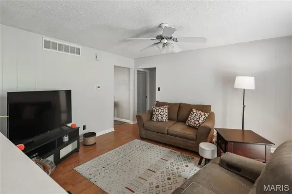 722 Watersedge DR, Florissant, MO 63034