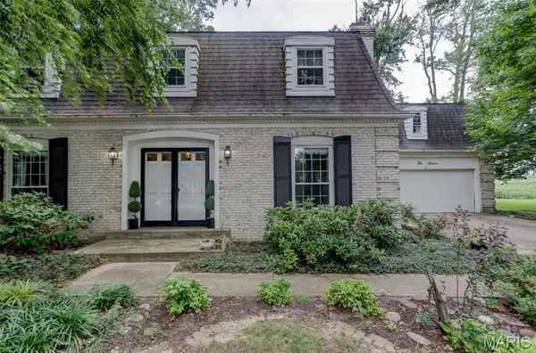 1011 Richard DR, Godfrey, IL 62035