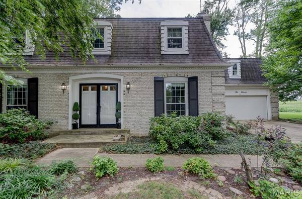 1011 Richard DR, Godfrey, IL 62035
