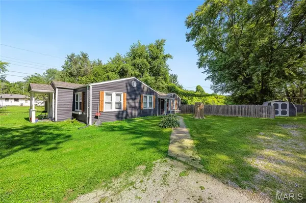 1043 Farmview DR, St Louis, MO 63138
