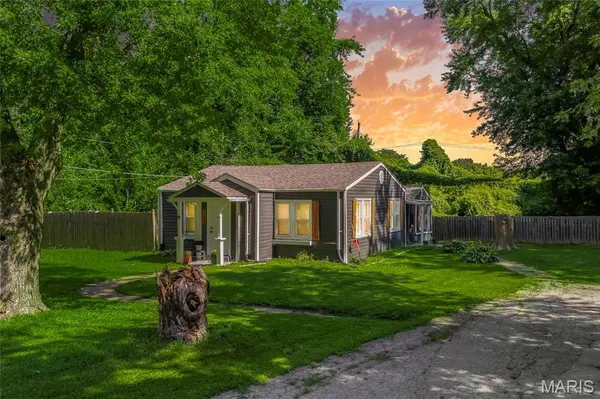 1043 Farmview DR, St Louis, MO 63138