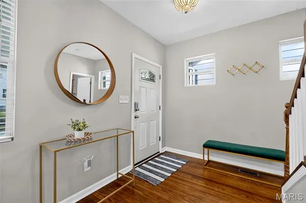 3206 Byron PL, St Louis, MO 63143
