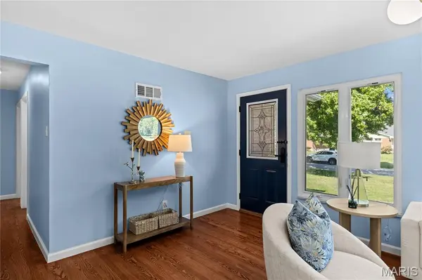 1133 Olivaire LN, Olivette, MO 63132