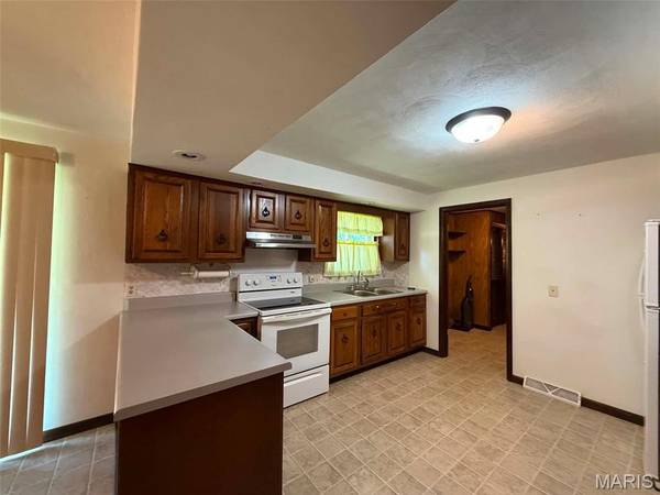1003 W Main ST, Ramsey, IL 62080