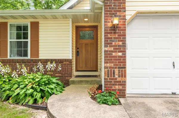 2313 Holiday LN, Maryville, IL 62062