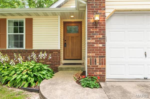 2313 Holiday LN, Maryville, IL 62062