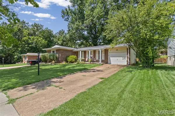25 Brookwood DR, Fenton, MO 63026
