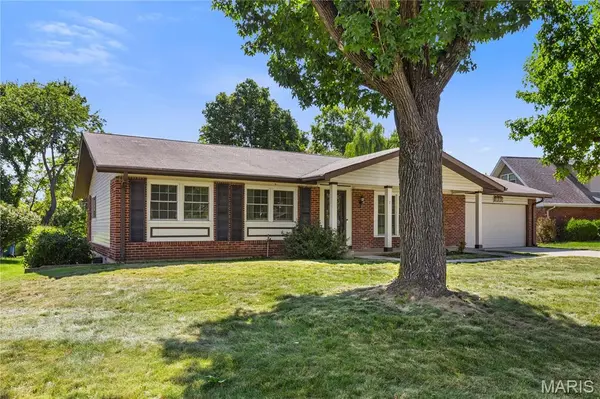 7 Greymore DR, Chesterfield, MO 63017