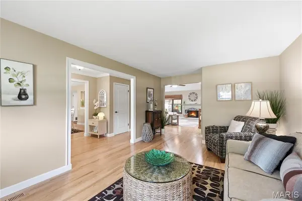 356 Elmcrest DR, Ballwin, MO 63011
