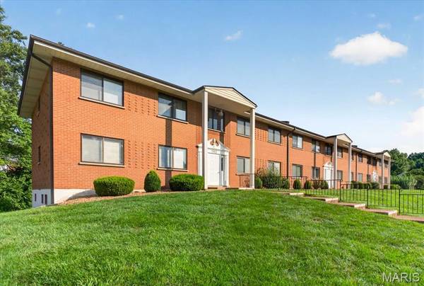 7915 Camelot LN #2, St Louis, MO 63123