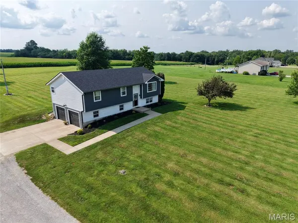 11779 Hickory Grove Pl, New London, MO 63459