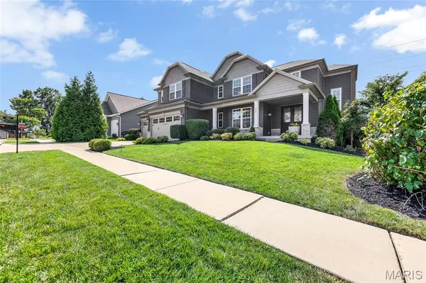 961 Chapelwood CT, Kirkwood, MO 63122