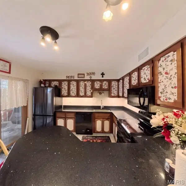 10035 Sakura DR, St Louis, MO 63128