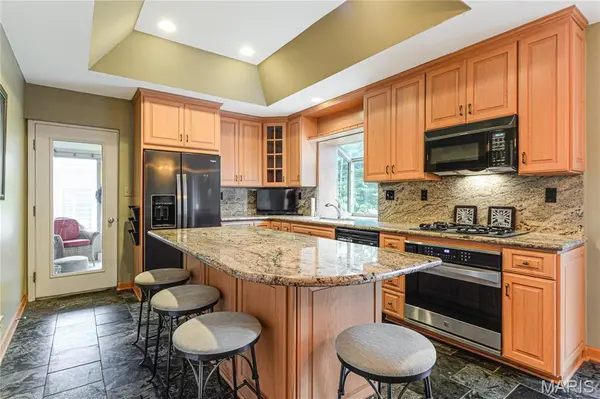 11838 Sunlind DR, Sunset Hills, MO 63127