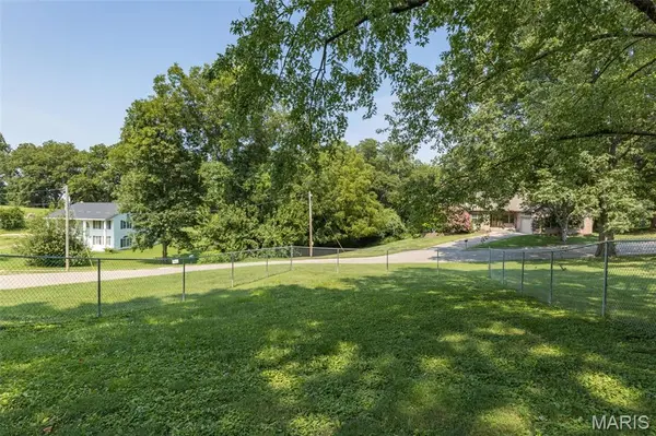 52 Linn DR, Ste Genevieve, MO 63670