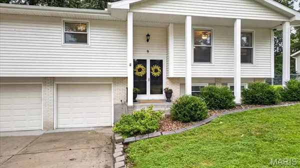 9 San Camille CT, St Charles, MO 63303