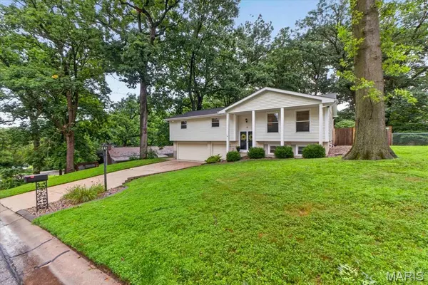 9 San Camille CT, St Charles, MO 63303