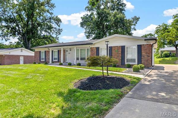 408 Algonquin DR, Ballwin, MO 63011