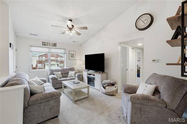 8916 N Swan CIR, St Louis, MO 63144