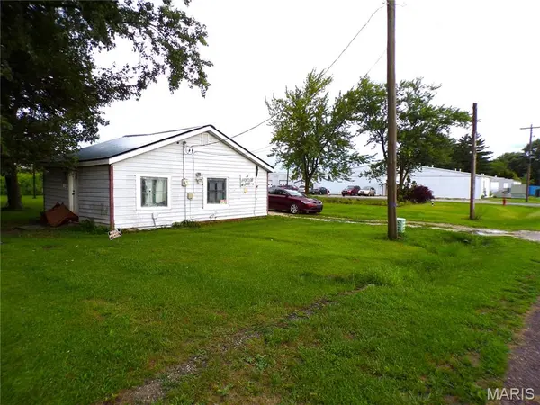704 W Olive ST, Vandalia, MO 63382