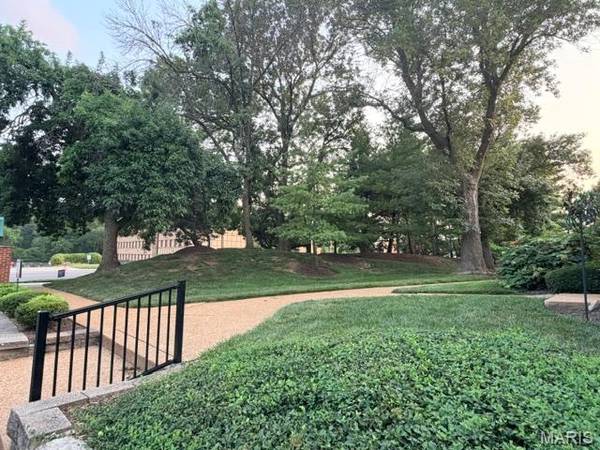 1115 Appleseed LN #A, Olivette, MO 63132