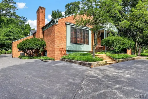 8 Winding Brook LN, Ladue, MO 63124
