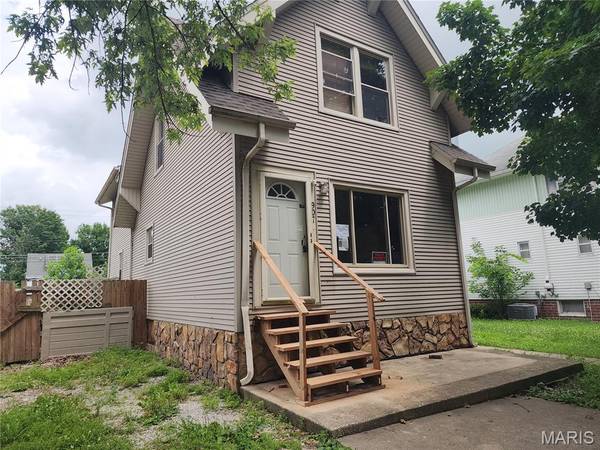 907 Johnson ST, Carlinville, IL 62626