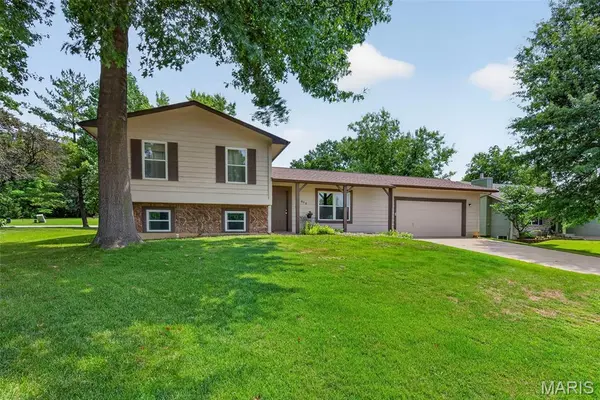 612 Lakewood DR, Lake St Louis, MO 63367