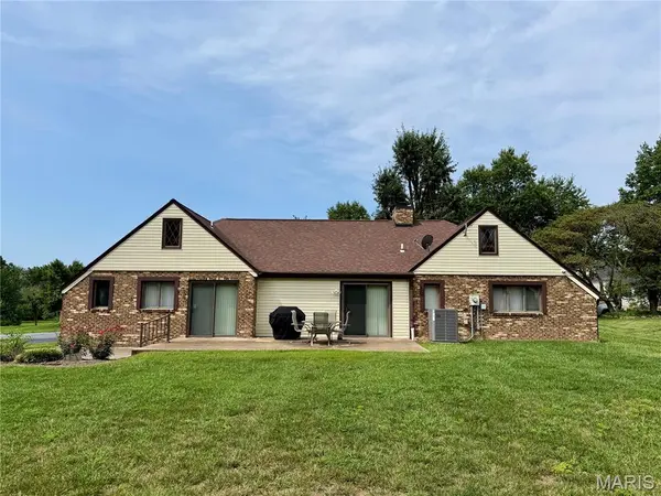 408 Country Club DR, Red Bud, IL 62278