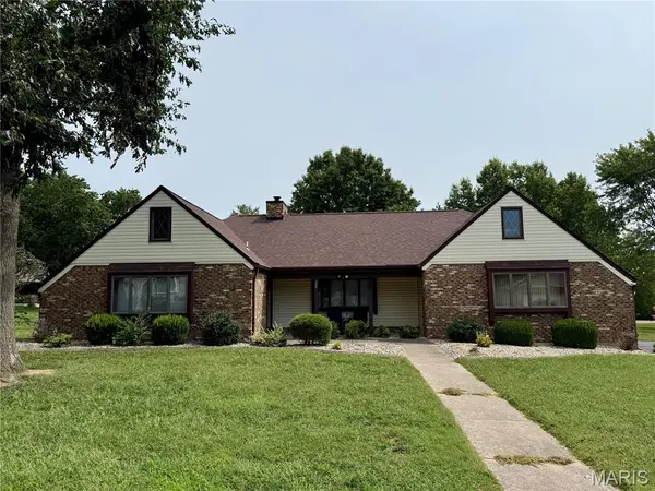 408 Country Club DR, Red Bud, IL 62278