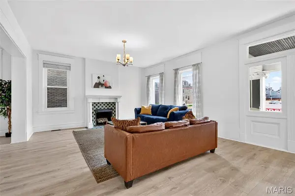 5137 Washington PL, St Louis, MO 63108